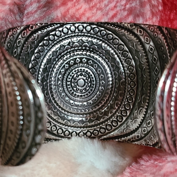 AZTEC DESIGN SILVER PLATED OVER ZINC CUFF - Picture 2 of 3